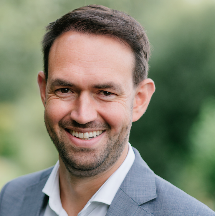 A portrait photo of Niklas Kühl